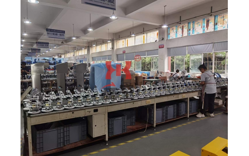 Into the workshop, the busy workshop carries the dream